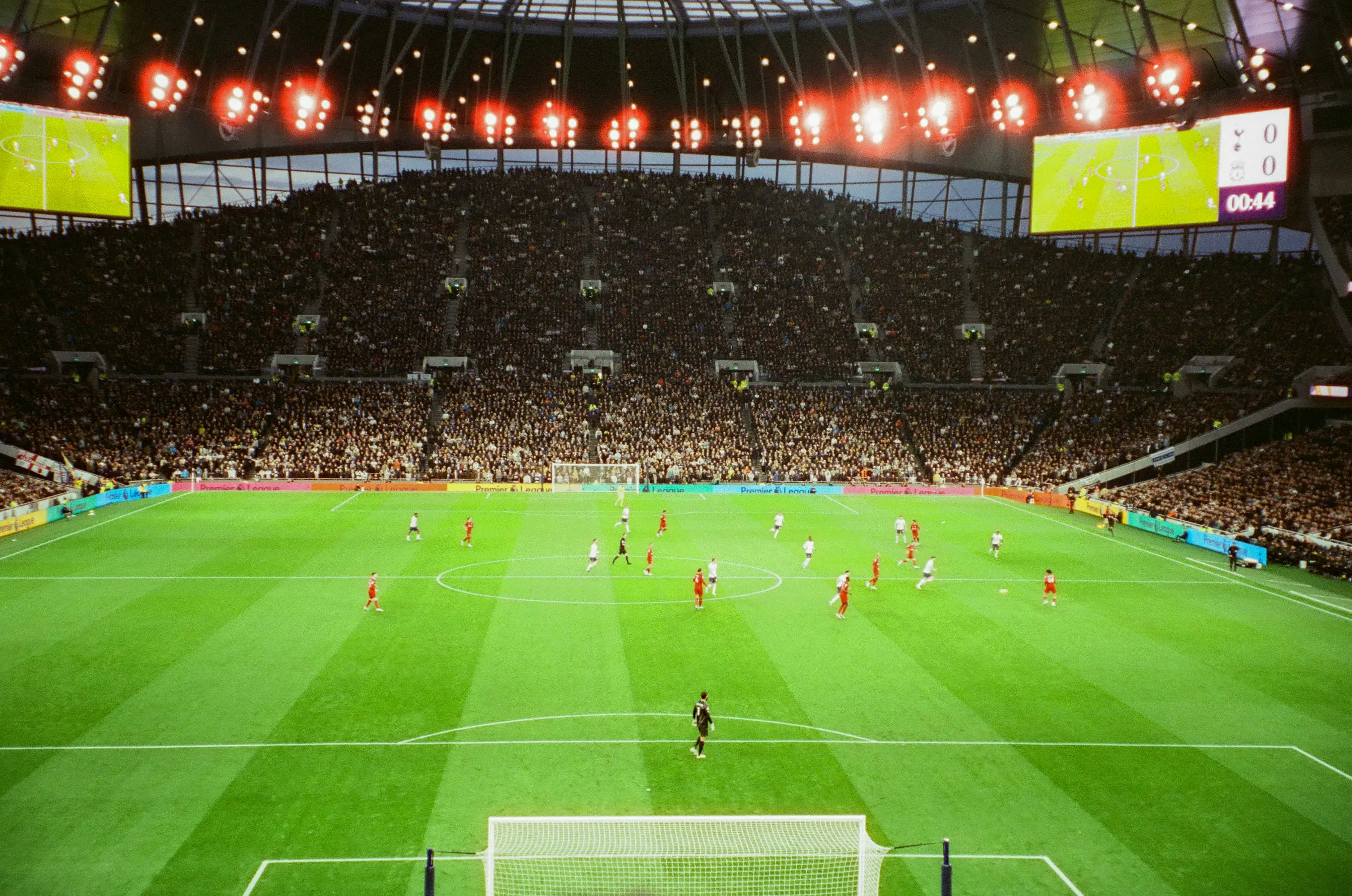 صورة تعبيرية حماسية لاستاد كرة قدم ممتلئ بالجماهير، ترمز إلى بث مباريات كأس العالم 2026 عبر القنوات المفتوحة والترددات المجانية على نايل سات
